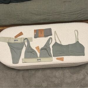 SKIMS BRAS+THONG+SOCKS SET